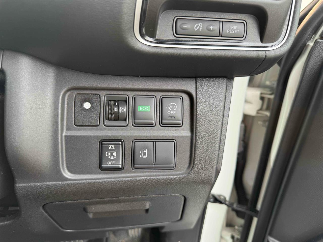 2017 Nissan SERENA thumbnail