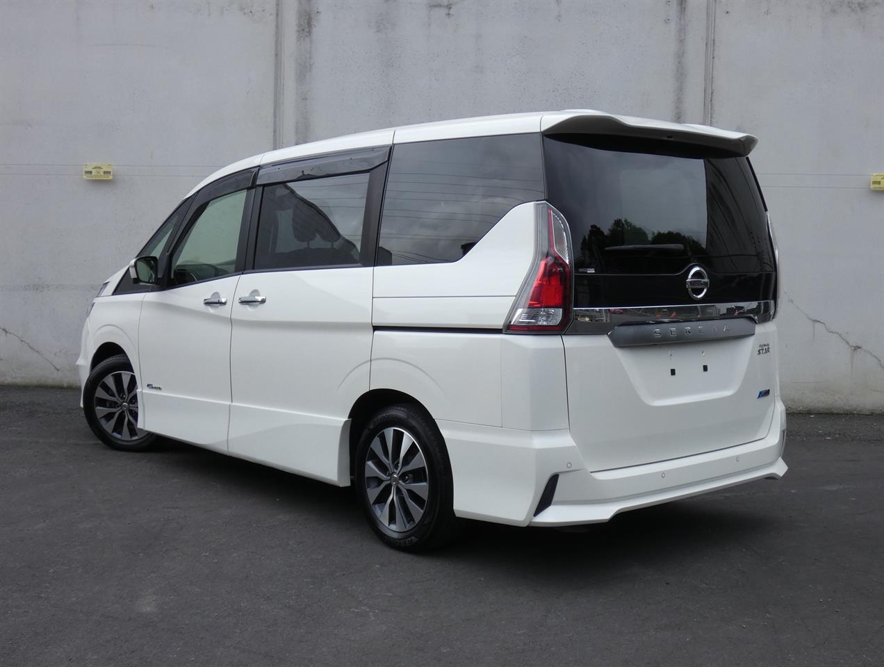 2017 Nissan SERENA thumbnail