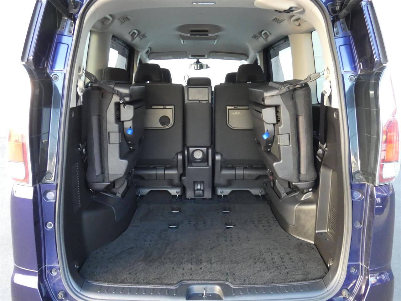 2017 Nissan SERENA thumbnail
