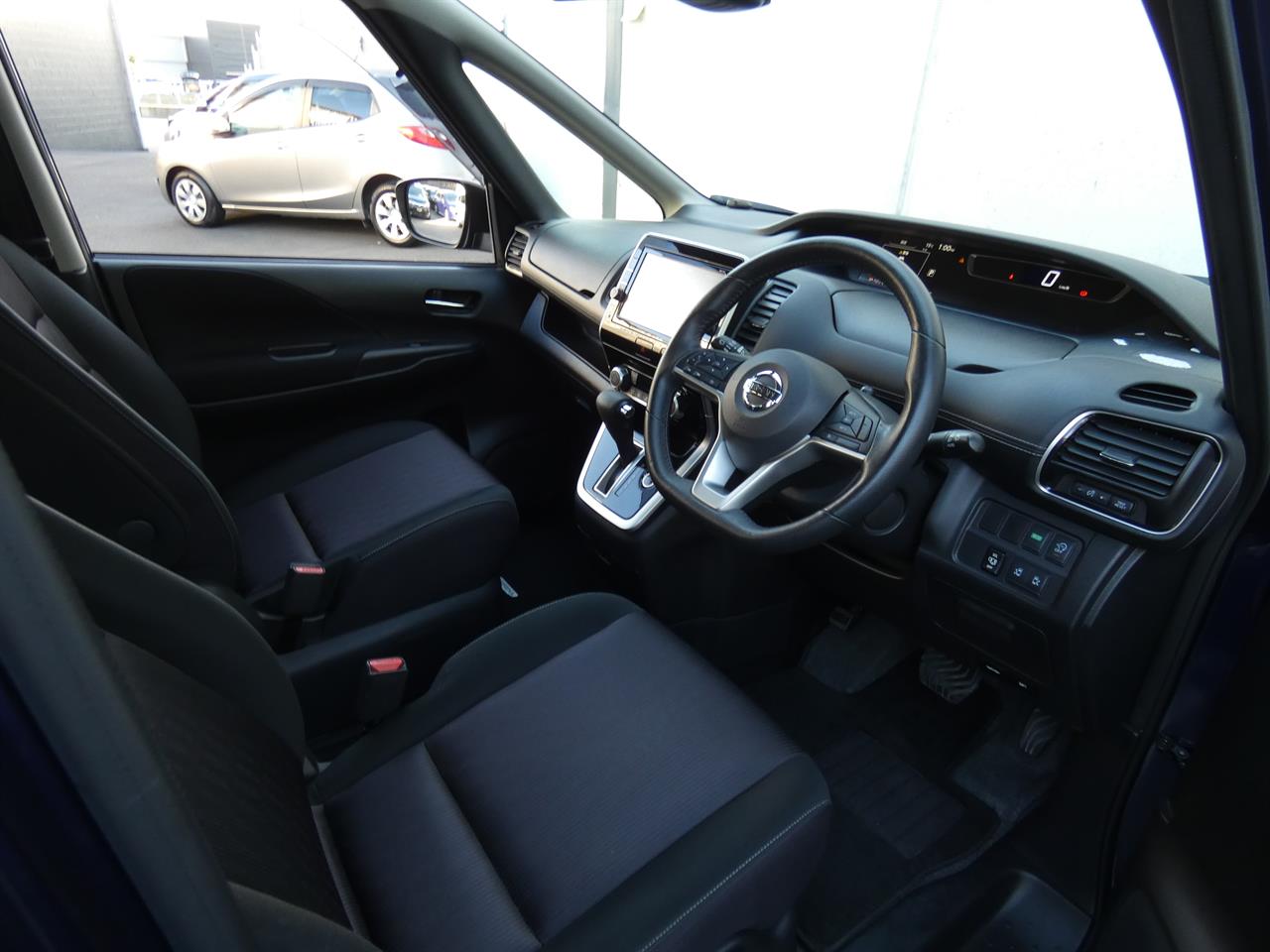 2017 Nissan SERENA thumbnail