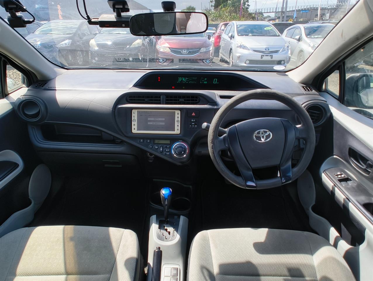 2013 Toyota Aqua thumbnail