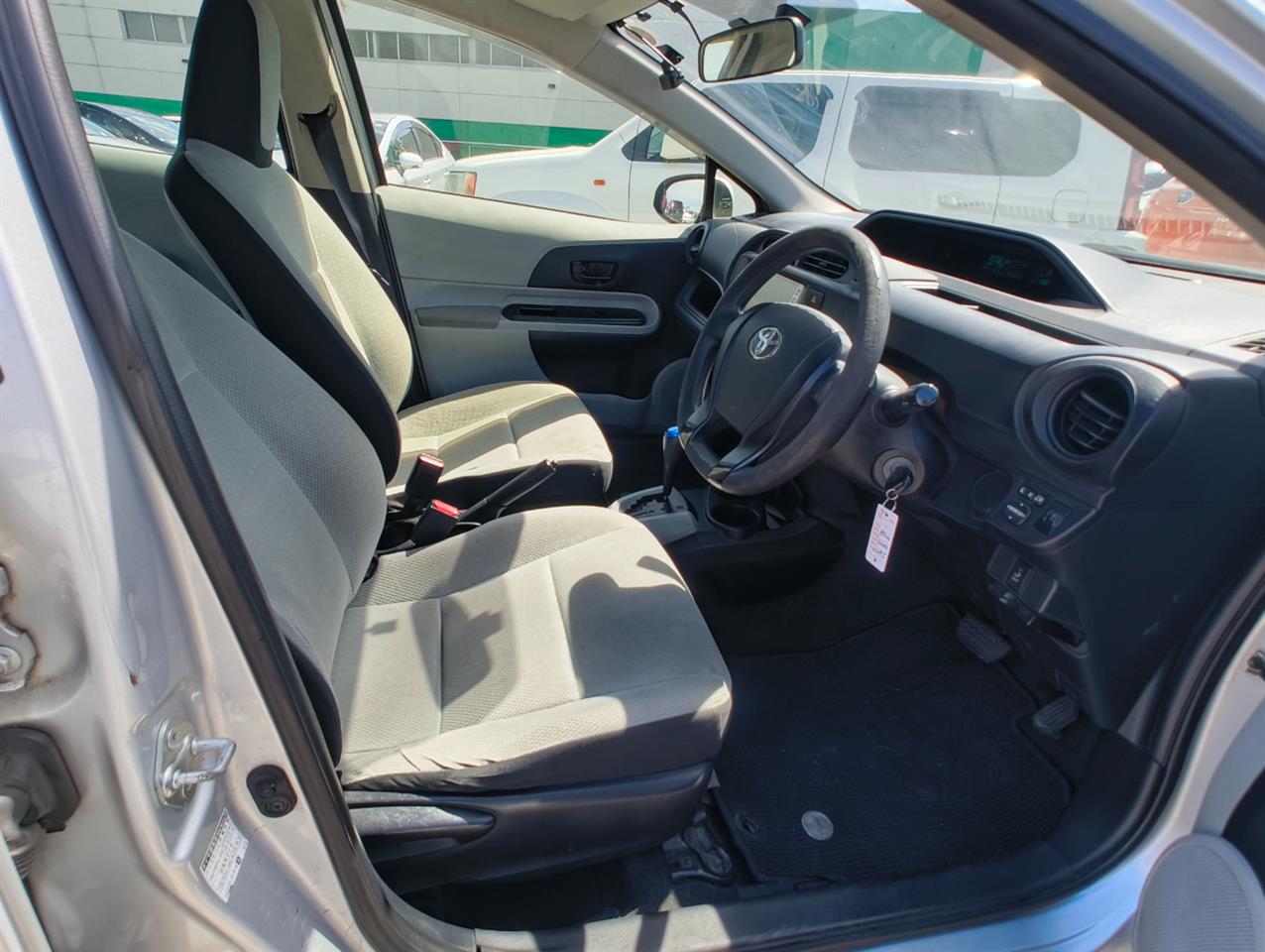 2013 Toyota Aqua thumbnail