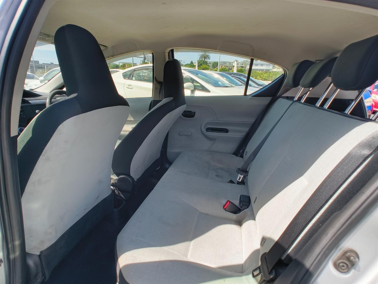 2013 Toyota Aqua thumbnail