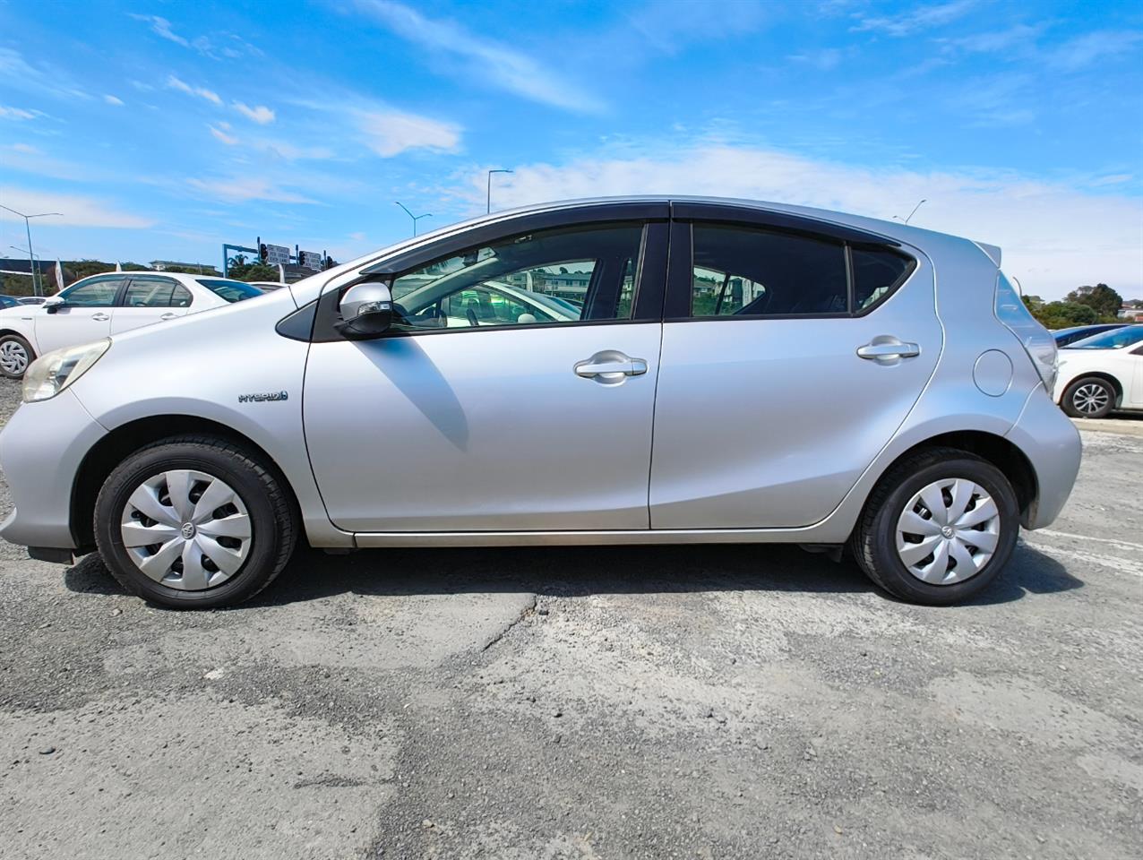 2013 Toyota Aqua thumbnail
