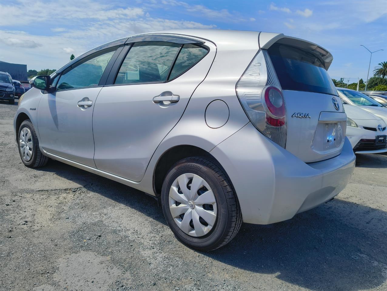 2013 Toyota Aqua thumbnail