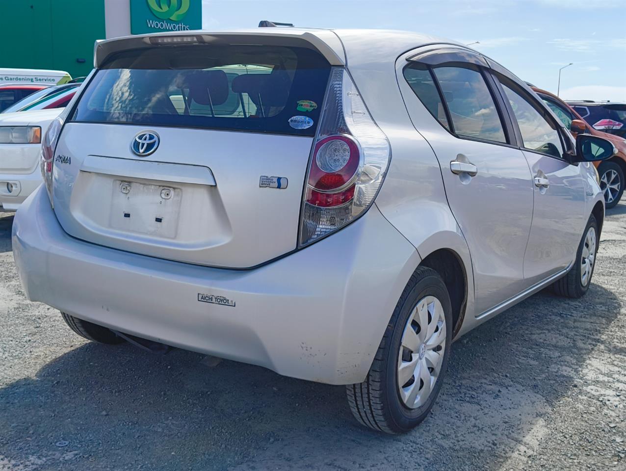 2013 Toyota Aqua thumbnail